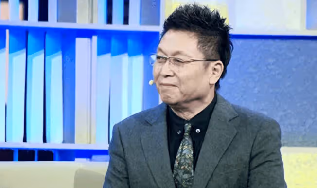 兩婚兩離凈身出戶,65歲被億萬富婆倒追,「央視最醜男主持」到底有何魅力?