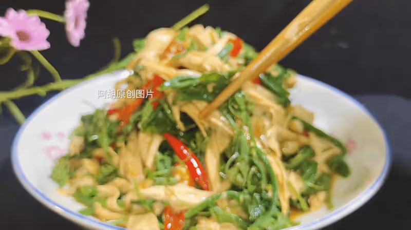 八月遇到這素菜使勁吃,一身是寶!拌一拌分分鐘能上桌,清爽解膩、滿口脆嫩