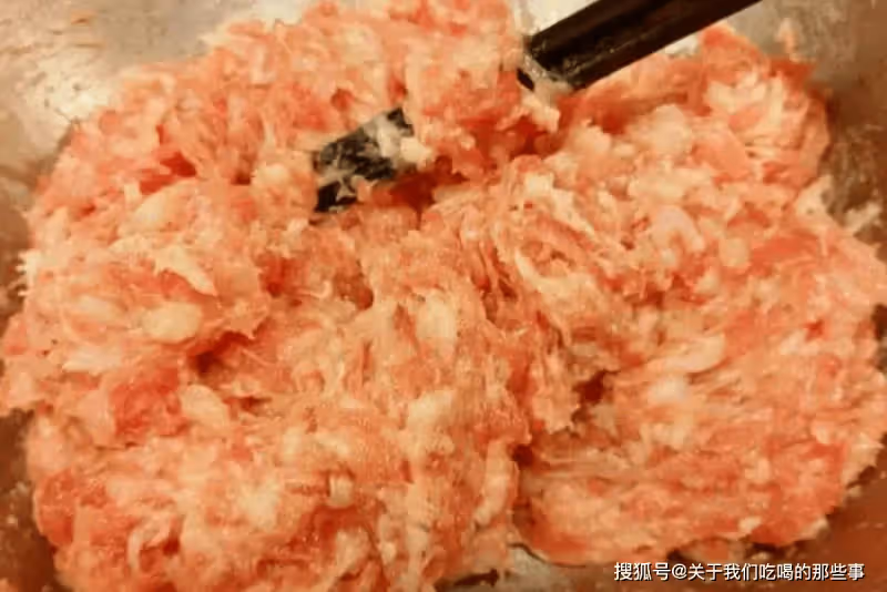 調餃子餡時,不要加料酒,牢記「鹽水油」口訣,餃子出鍋噴香多汁