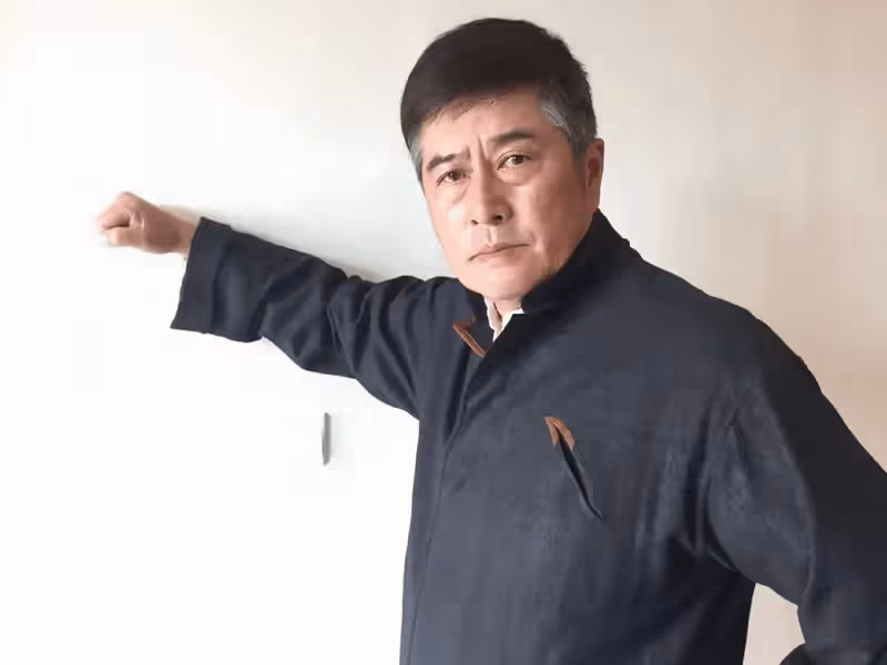 香港男星復出拍戲,定居內地農村養豬,穿幾十元短袖樸實無華