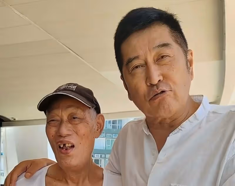 香港男星復出拍戲,定居內地農村養豬,穿幾十元短袖樸實無華