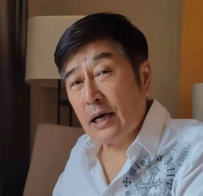 香港男星復出拍戲,定居內地農村養豬,穿幾十元短袖樸實無華