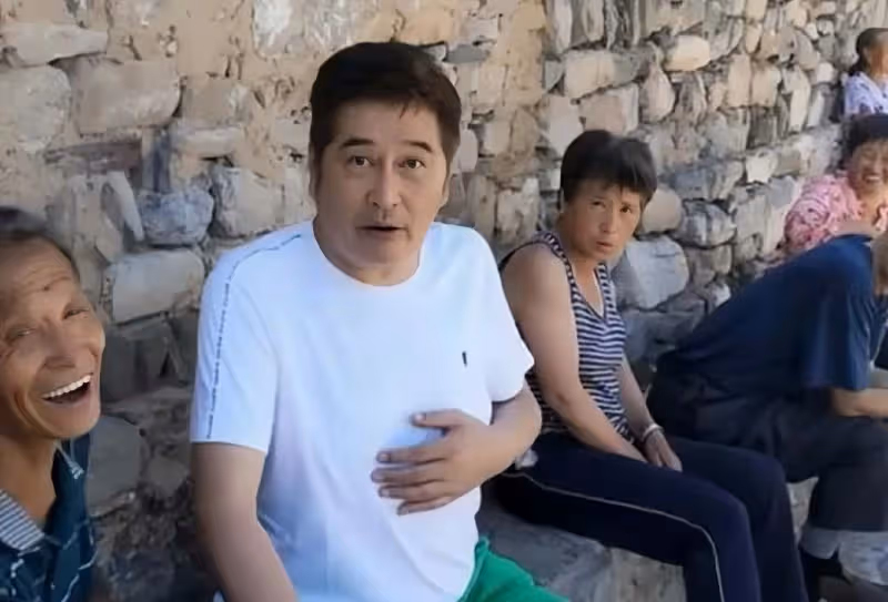 香港男星復出拍戲,定居內地農村養豬,穿幾十元短袖樸實無華