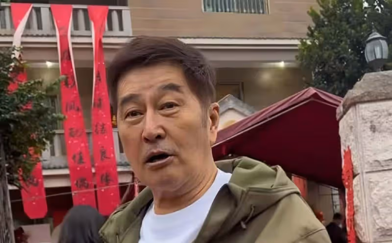 香港男星復出拍戲,定居內地農村養豬,穿幾十元短袖樸實無華