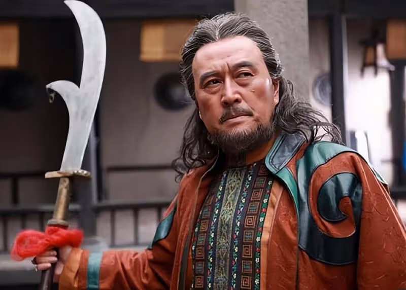 香港男星復出拍戲,定居內地農村養豬,穿幾十元短袖樸實無華