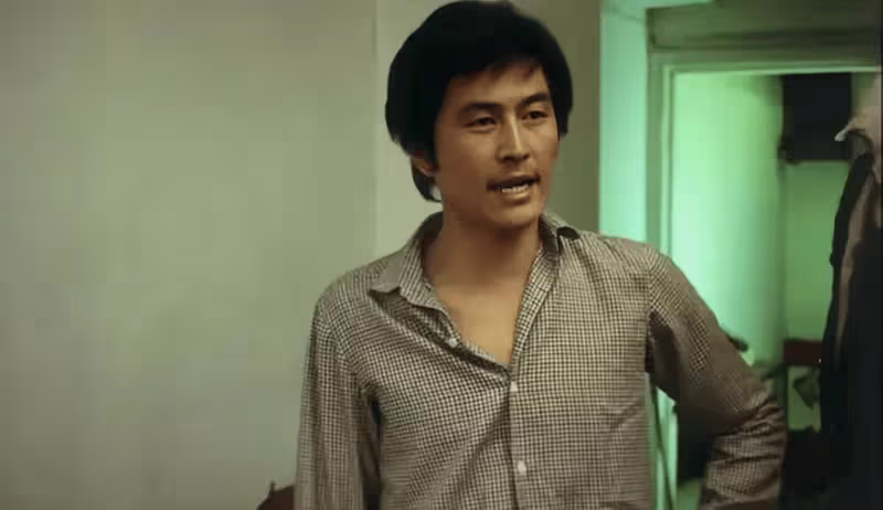 香港男星復出拍戲,定居內地農村養豬,穿幾十元短袖樸實無華