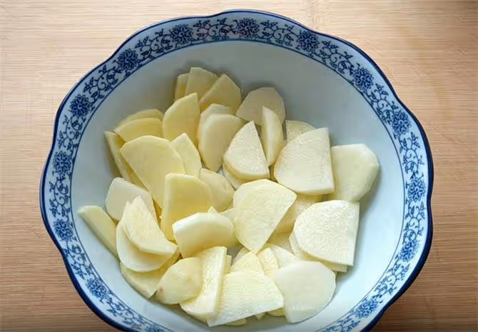 半碗花生,2個土豆,不油炸,不水煮,教你做出全家愛吃的美食