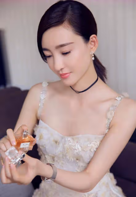 內蒙第一女星王麗坤性感美圖!曾被譽是素顏女神身材火辣
