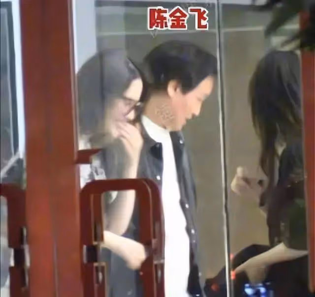 劉亦菲和乾爹聚會被扒,打扮漂亮狂撩頭髮,糾葛20多年感情不變!