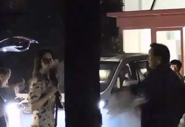劉亦菲和乾爹聚會被扒,打扮漂亮狂撩頭髮,糾葛20多年感情不變!