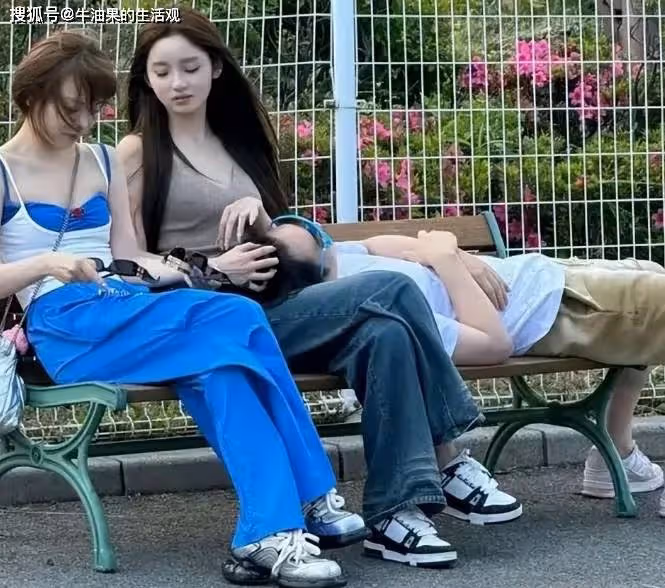 王思聰懶懶過七夕,拍柯南同款照片秀恩愛,前女友官宣新戀情
