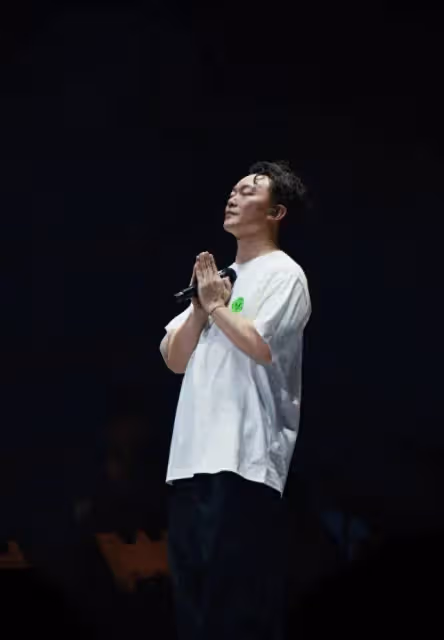 陳奕迅寧波演唱會透露傷情：顎骨受傷，未來唱歌嘴可能張不開