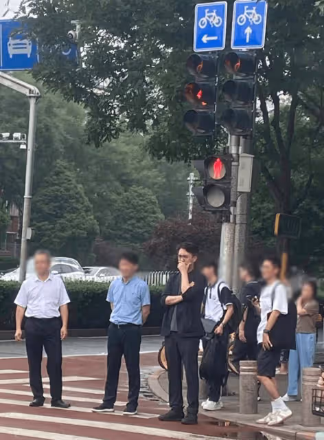 靳東現身愛丁堡藝術節,男神老了,頭髮白了有肚腩了