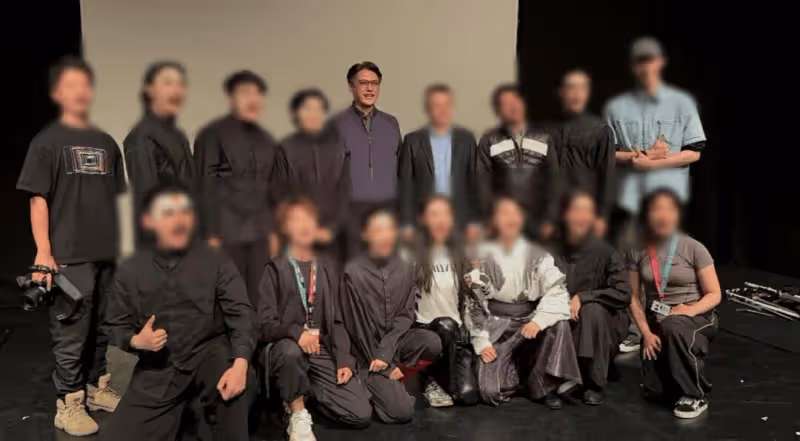 靳東現身愛丁堡藝術節,男神老了,頭髮白了有肚腩了