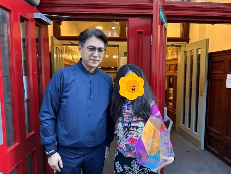 靳東現身愛丁堡藝術節,男神老了,頭髮白了有肚腩了