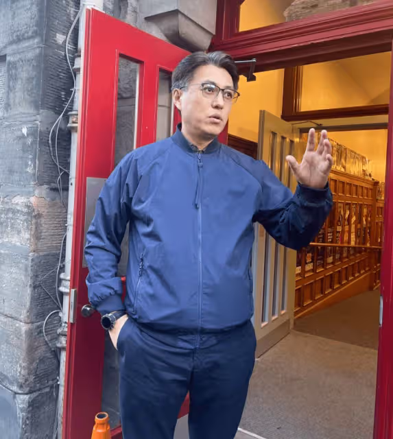 靳東現身愛丁堡藝術節,男神老了,頭髮白了有肚腩了