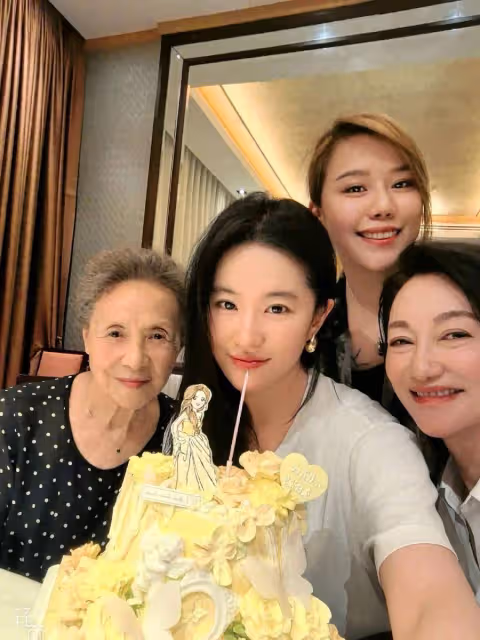 惠英紅吳彥姝提前為劉亦菲慶生,親密合影曝光,神仙友誼讓人羨慕!