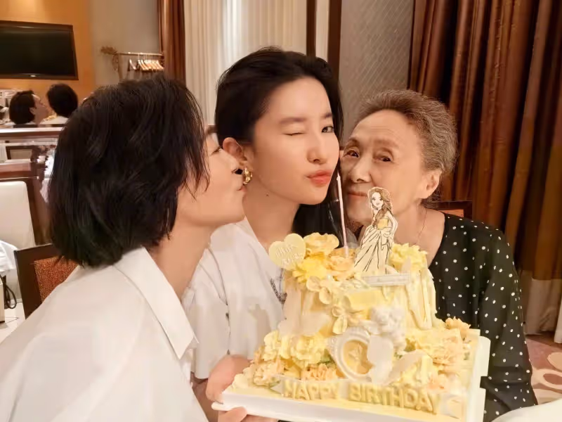 惠英紅吳彥姝提前為劉亦菲慶生,親密合影曝光,神仙友誼讓人羨慕!