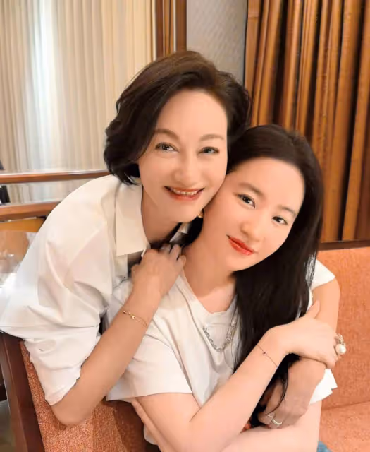惠英紅吳彥姝提前為劉亦菲慶生,親密合影曝光,神仙友誼讓人羨慕!