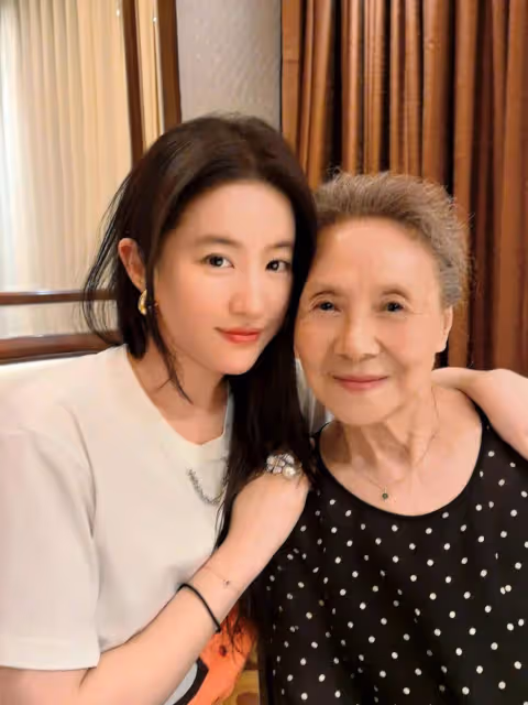 惠英紅吳彥姝提前為劉亦菲慶生,親密合影曝光,神仙友誼讓人羨慕!