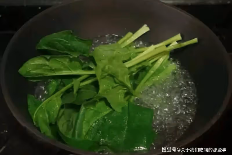 涼拌菠菜好吃有竅門,教您正確的做法,開胃解膩,下飯又下酒