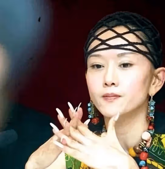 楊麗萍,指甲也剪了,常年吃花瓣水,65歲拄拐杖出行