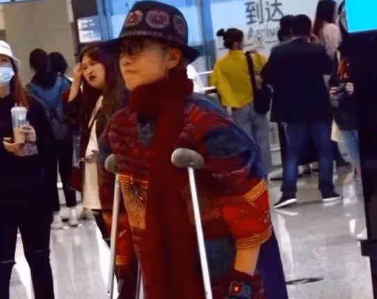 楊麗萍,指甲也剪了,常年吃花瓣水,65歲拄拐杖出行