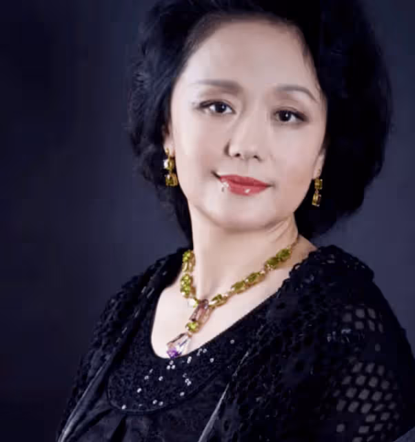 4歲喪父喪母,25歲離婚至今未婚,自稱「東方第一寡婦」的她咋想的?