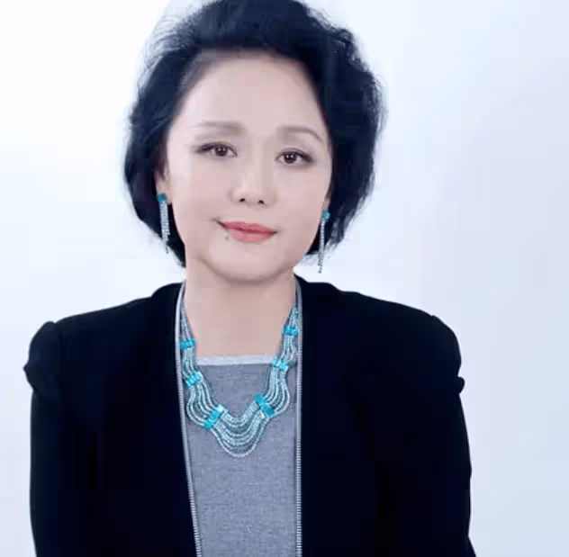 4歲喪父喪母,25歲離婚至今未婚,自稱「東方第一寡婦」的她咋想的?
