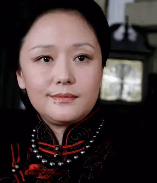 4歲喪父喪母,25歲離婚至今未婚,自稱「東方第一寡婦」的她咋想的?