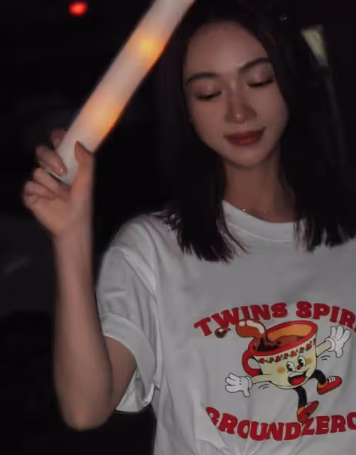 吳謹言曬與TWINS合照,笑容甜美姐妹情深,這波應援太給力了!