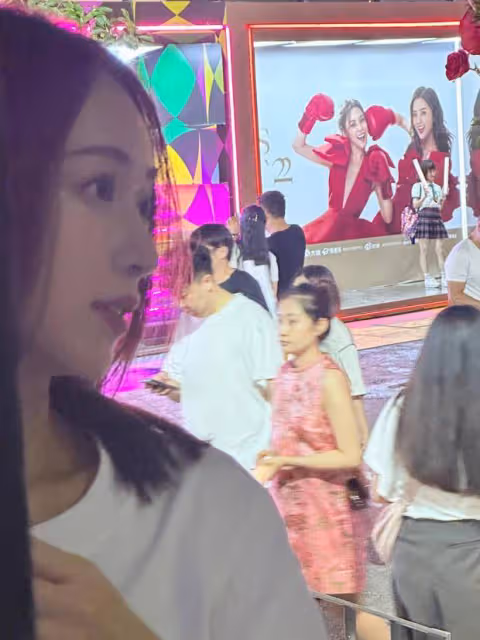 吳謹言曬與TWINS合照,笑容甜美姐妹情深,這波應援太給力了!