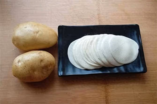 2個土豆,一摞餃子皮,不蒸不油炸,15分鐘做出健康營養早餐