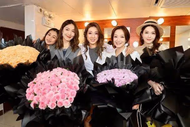 全場High爆!鍾嘉欣廣州個唱演繹21首歌曲!TVB好姐妹現身捧場