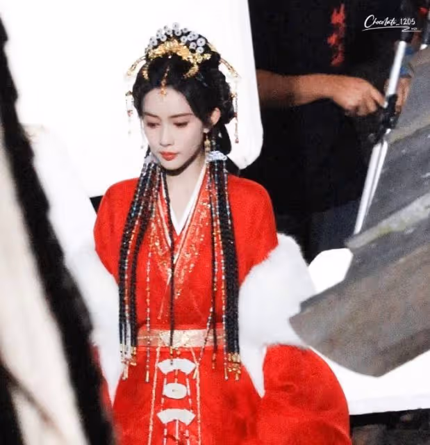 孟子義新劇騎馬路透曝光!灼灼紅衣太驚艷,和男主同框CP感十足!