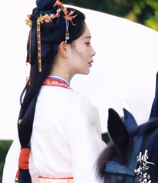 孟子義新劇騎馬路透曝光！灼灼紅衣太驚艷，和男主同框CP感十足！
