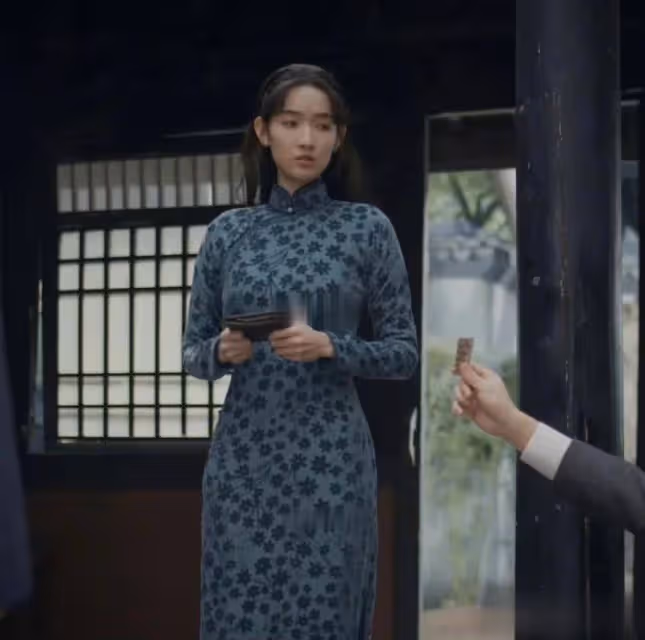同穿旗袍風韻各異,31歲陳都靈與27歲王玉雯演繹不同魅力
