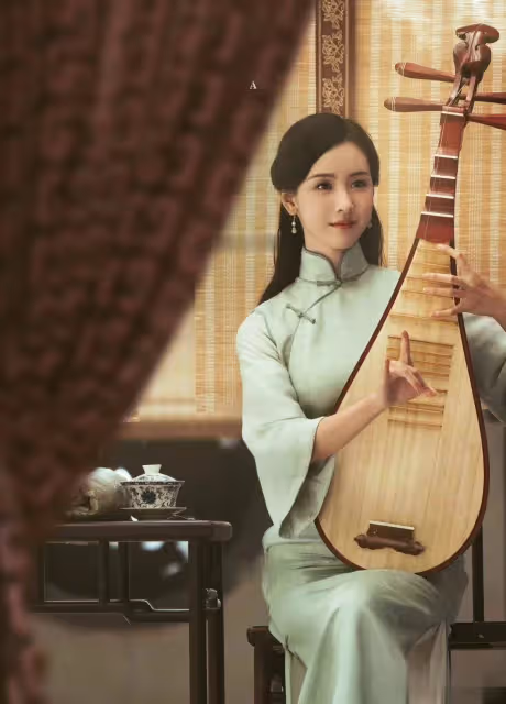 同穿旗袍風韻各異,31歲陳都靈與27歲王玉雯演繹不同魅力