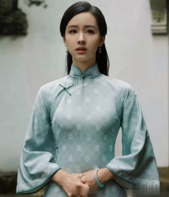 同穿旗袍風韻各異,31歲陳都靈與27歲王玉雯演繹不同魅力