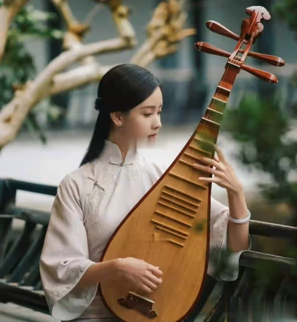 同穿旗袍風韻各異,31歲陳都靈與27歲王玉雯演繹不同魅力