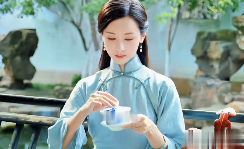 同穿旗袍風韻各異,31歲陳都靈與27歲王玉雯演繹不同魅力