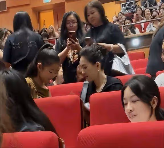 當33歲森林北和45歲章子怡同登封面,才知網紅和巨星的差距有多大