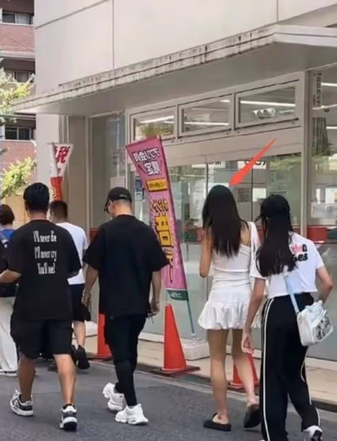 章子怡母女倆歡游,溫馨拍照卻顯明膚色差