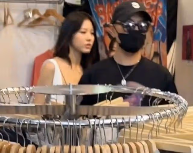 章子怡母女倆歡游,溫馨拍照卻顯明膚色差