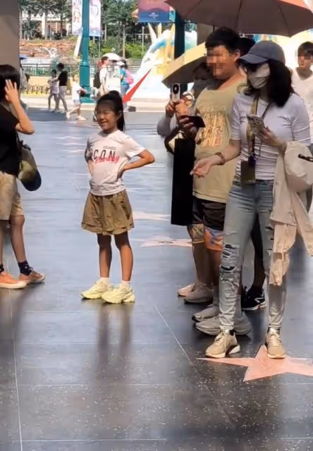章子怡母女倆歡游,溫馨拍照卻顯明膚色差