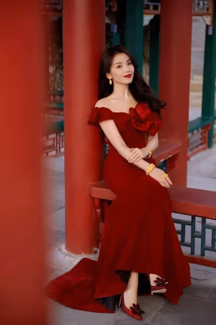 46歲劉濤穿露背紅裙超嫵媚!膚白貌美曼妙身材性感迷人