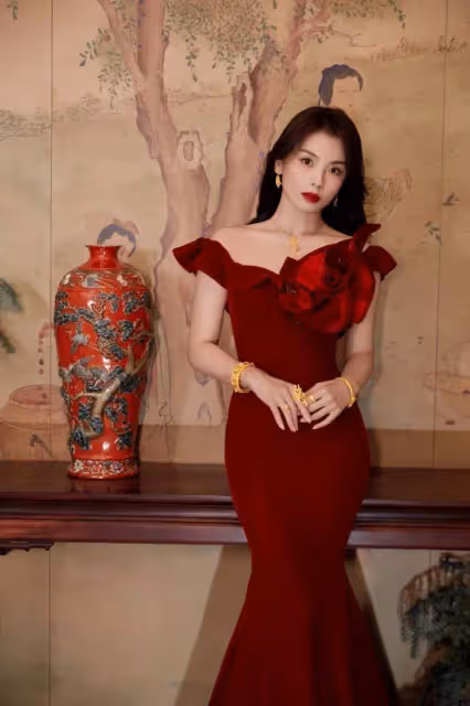 46歲劉濤穿露背紅裙超嫵媚!膚白貌美曼妙身材性感迷人