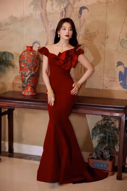 46歲劉濤穿露背紅裙超嫵媚!膚白貌美曼妙身材性感迷人