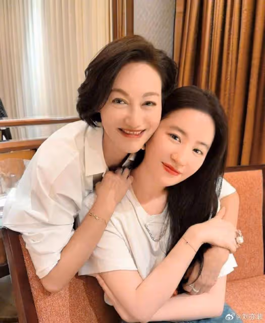 女生間的友誼真香!惠英紅送自製香水為劉亦菲慶生