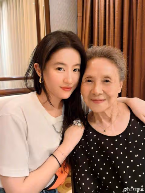 女生間的友誼真香!惠英紅送自製香水為劉亦菲慶生